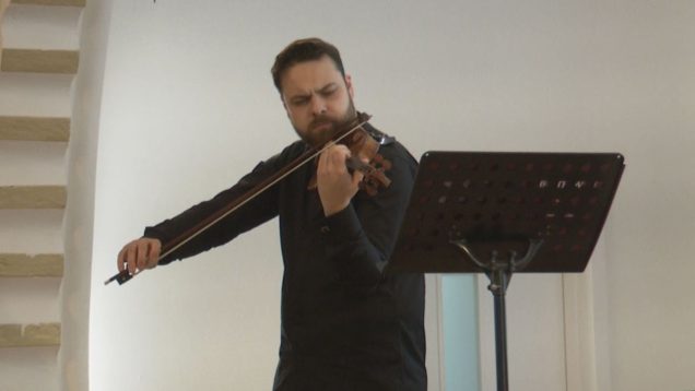 Husľový mág Dalibor Karvay sa po troch rokoch opäť predstavil v rodných Vrútkach. Ponúkol hneď dva koncerty, ktoré boli za okamih beznádejne vypredané