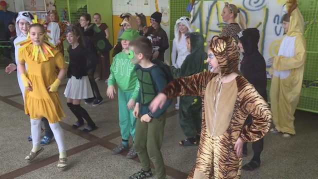 <strong><u>V ZŠ A. Dubčeka bolo v piatok všetko hore nohami. Žiaci, ale aj učitelia sa zmenili tak, že by ich nespoznali ani vlastní. Nakoniec presne tak, ako sa na deň bláznov patrí</u></strong>