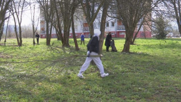 Zveľaďovať okolie chodí čím ďalej, tým menej ľudí. Priestor, kde má vzniknúť oddychová zóna v Záturčí upratovala hŕstka dobrovoľníkov