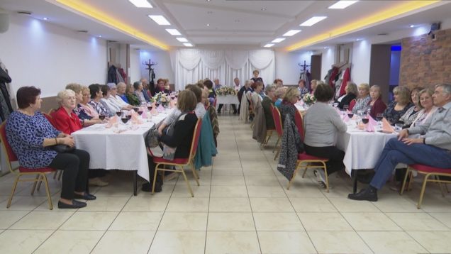Aktívni seniori si vyhradili výnimočné chvíle na oslavu a potu matkám. Stretnutie spojili so spevom, tancom , ale aj oslavou jubilea svojej dlhoročnej členky