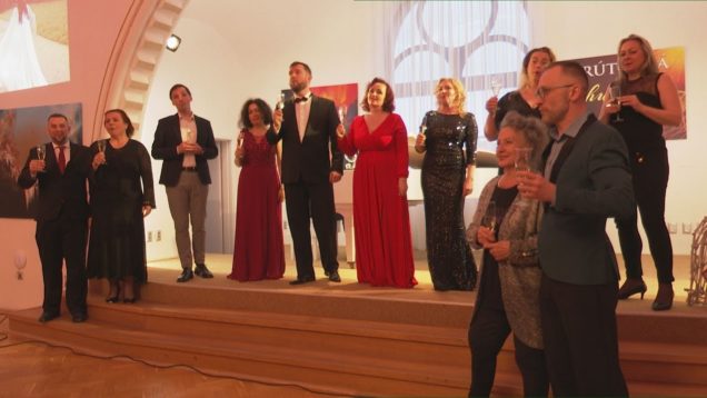 Hudobná jar o Vrútkach priniesla aj operný spev. Vynikajúcej sopranistke a rodáčke z Vrútok Magdaléne Blahušiakovej prišli zaspievať k životnému jubileu jej bývalí študenti