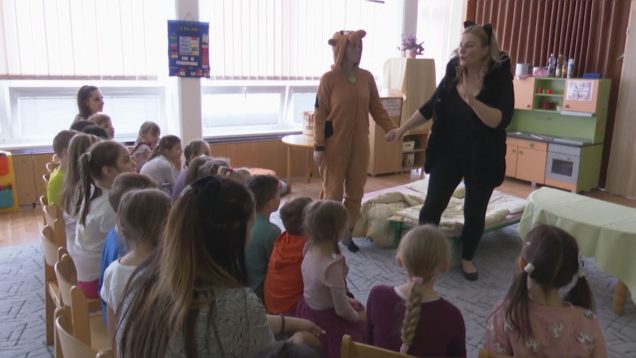 V škôlke v Záturčí prežili deti nezabudnuteľný večer a aj rozprávku na dobrú noc im prečítali pani učiteľky. Bolo im spolu výborne, veselo a nechýbala ani pyžamová párty