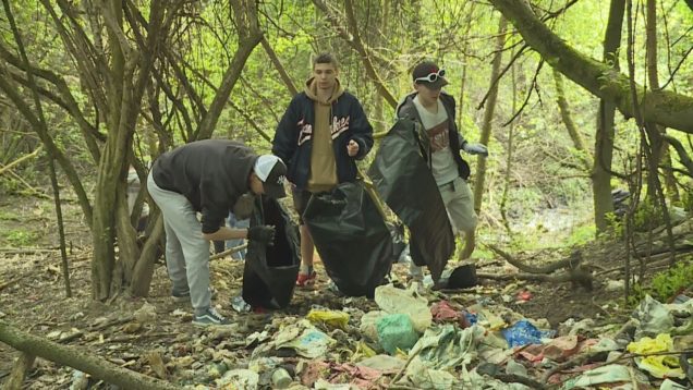Žiaci Strednej odbornej školy dopravnej si vyhrnuli rukávy a v rámci kampane „Vyčistime spolu kraj“ sa podujali pomôcť pri odstraňovaní obrovskej čiernej skládky