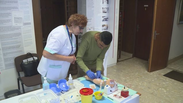 Je lepšie raz vyskúšať, ako stokrát počuť. V UNM pripravili výborný praktický tréning pre študentov ošetrovateľstva
