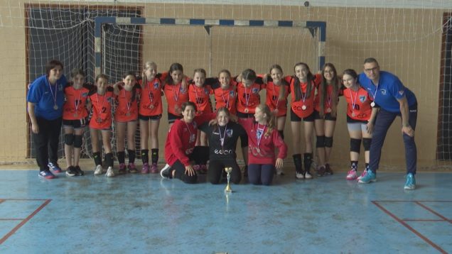 Milujú hádzanú, sú výborný kolektív a hlavne, bojujú ako levice. Mladšie žiačky MHáK Martin uzavreli účinkovanie v súťaži na výbornom treťom mieste