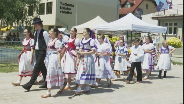 Na Turčianske slávnosti folklóru, ktoré sa budú konať už túto nedeľu pozývali Martinčanov priamo na námestí členovia DFS Lúčik