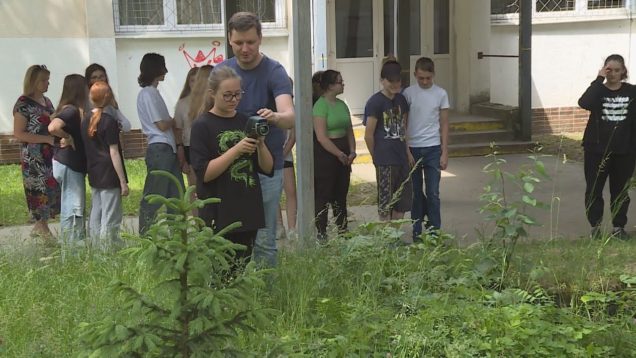 Odborník ukázal deťom, akú teplotu majú rôzne povrchy v školskom areáli. Ukázalo sa, že rozdiel medzi pokosenou a nepokosenou trávou je 10 °C