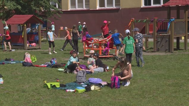 Pozvánku na oslavu sviatku detí v športovo-zábavnom  duchu prijali aj mnohí rodičia. A neprišli naprázdno, mamičky sa postarali o štedro prestretý stôl plný dobrôt