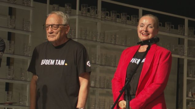 Pre osobnosti slovenského divadla, herečku Evu Pavlíkovú a režiséra Ľubomíra Vajdičku je česť držať ochrannú ruku nad festivalom Dotyky a spojenia