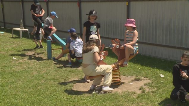 Starší spolužiaci pripravili tým mladším bohatý program a množstvo zábavy. Svoj sviatok si užili všetci spoločne a pridali sa aj učitelia či rodičia