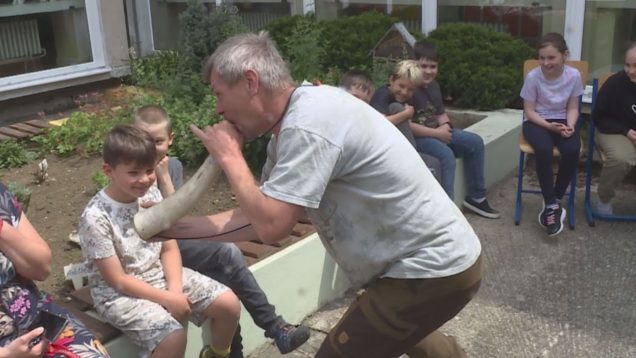 Zážitkové učenie prinieslo do ZŠ J. Kronera kúsok z lesa. Deti sa dozvedeli, ako žije jeleň počas celého roka a aké má v lese výsady.
