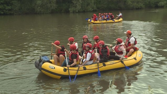 Žiaci sa zmenili na rafťákov a pod dohľadom skúsených inštruktorov ukončili školský rok splavovaním Váhu