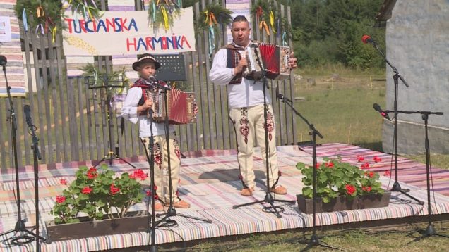 Čarovné leto v skanzene spestrili muzikanti z Turca, Kysúc, Oravy a Nitry so svojimi heligónkami a harmonikami