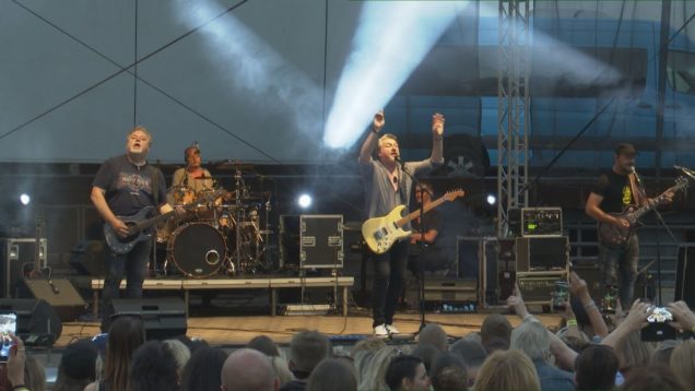 Kultúrne leto a horúci večer Martinčanom, ale aj mnohým návštevníkom spríjemnila legendárna skupina. Ponúkla najväčšie hity a spolu s ňou spievalo celé amfiko