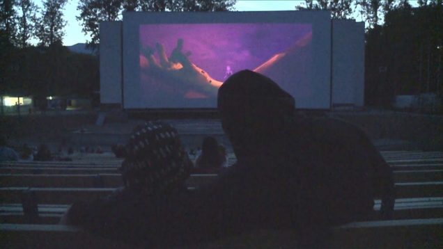 Prázdninové radne, či stretnutie s priateľmi? Výborný priestor na to ponúka letné kino pod holým nebom v amfiteátri