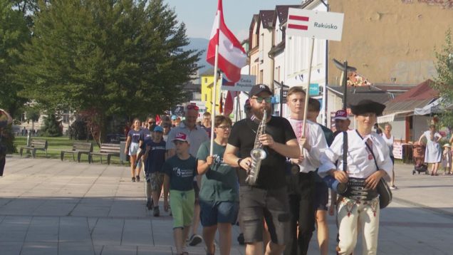 Slávnostným otváracím ceremoniálom zahájili medzinárodné preteky v lyžovaní na tráve, ktoré prebiehali na svahoch Jasenskej doliny