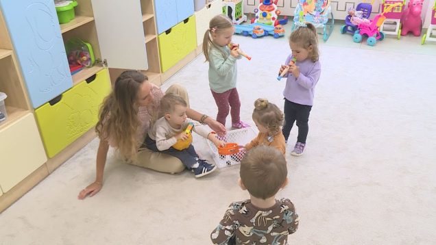 Adaptácia síce chvíľu trvá, no zakrátko sú deti v jasličkách spokojné a šťastné a spolu s nimi aj ich rodičia. Režim dňa majú pestrý a zmysluplný, zameraný na všestranný rozvoj