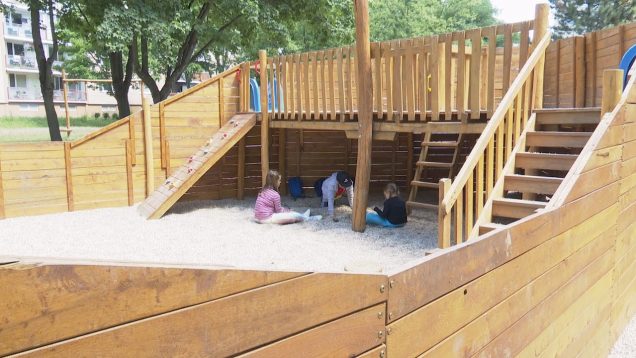 Moderné inkluzívne ihrisko na sídlisku má niektoré nedostatky. Pri daždi tu vznikajú kaluže, a preto je potrebné vybudovať vsakovaciu jamu