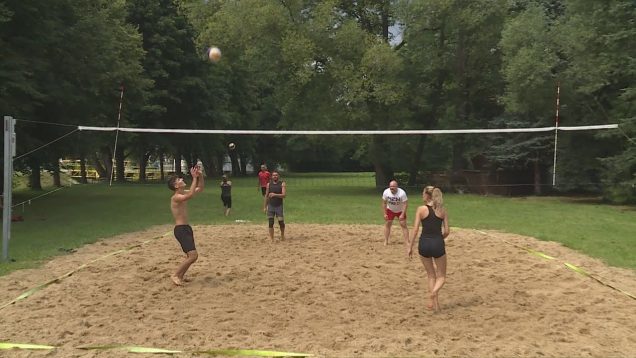 Naboso v piesku a volejbalová lopta. Na kúpalisku súperili tímy dvojíc v plážovom volejbale