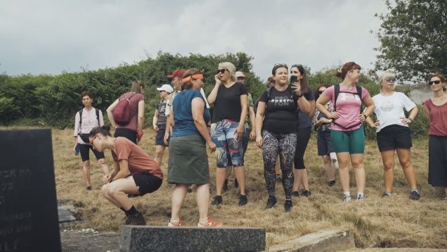 Niekoľko desiatok ľudí sa aj tento rok odhodlalo spoznať ťažké osudy dnes 93- ročného Eliho a jeho sestry Esti. Dvoch židovských detí, ktoré prežili vojnu a holokaust