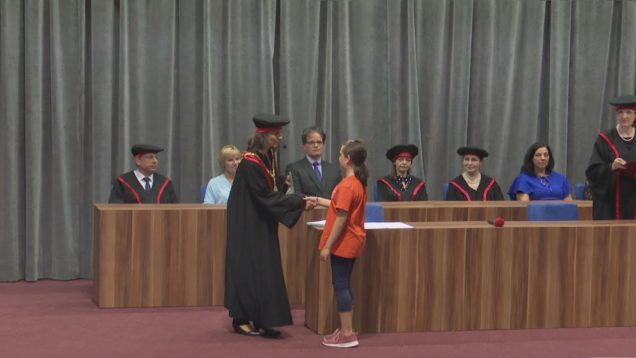 Po zábavnom i náučnom týždni Detskej letnej univerzity boli malým „študentom“ priamo z rúk dekanky JLF UK odovzdané zaslúžené diplomy a udelené tituly