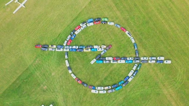 Podarila sa im veľká vec! Na letisku v Tomčanoch zaparkovali autá a vytvorili slovenský rekord!