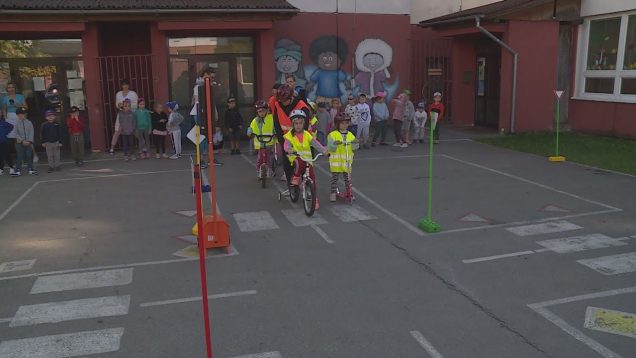 Dopravnú výchovu v materskej škole v Záturčí spojili s Európskym dňom bez áut. Nešlo len o teóriu, pani učiteľky, ale aj rodičia vymenili autá za bicykle, alebo chodili pešo
