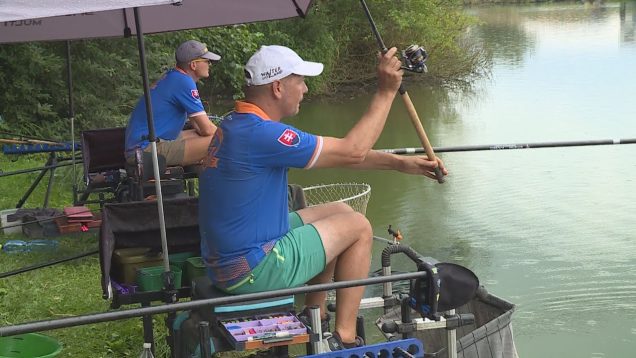 Na rybníku pri obci Ivančiná súťažili dvojice rybárov o úlovok s najvyššou váhou