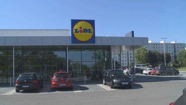 Novú predajňu obchodného reťazca v Záturčí síce ľudia potrebovali, no nešťastné umiestnenie zásobovacej rampy desiatkam z nich poriadne strpčuje život