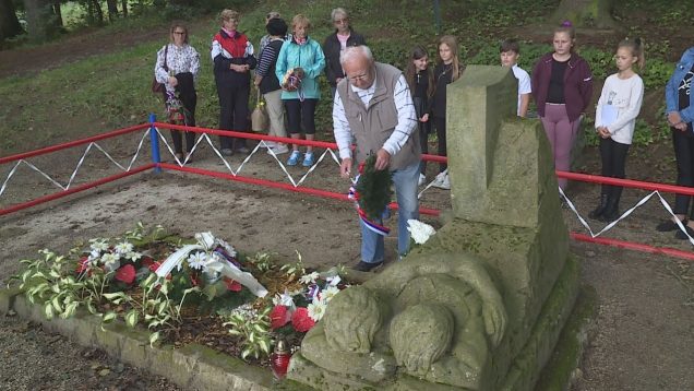 Partizáni Karvaš a Blahovec zomreli v objatí a sú symbolom verného priateľstva. Ich pamiatku si prišli uctiť vrútockí seniori, spolu so žiakmi základnej školy