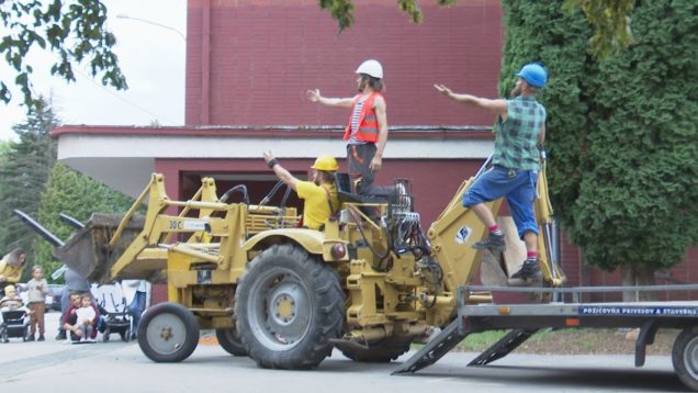 V pouličnom predstavení používajú ochotníci trojtonový žltý bager