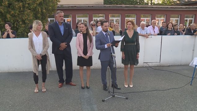 V ZŠ s MŠ Podhájska dnes ráno vítali nielen nový školský rok a nových prváčikov, ale aj nové vedenie školy. Všetci spoločne vykročili do novej etapy správnou nohou