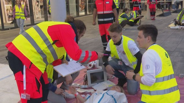 Budúci zdravotníci a lekári, záchranné a armádne zložky zachraňovali ľudí. Pred OC Galéria prebehol simulovaný únik toxickej látky