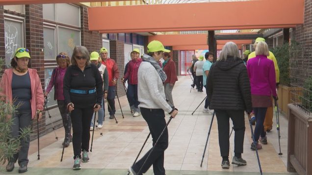 Čerstvý vzduch a chôdza s paličkami. Ide o šport nordic walking, ktorý je vhodný pre reumatikov aj seniorov