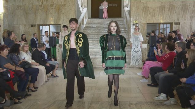 Etnografické múzeum ožilo módnou prehliadkou. Kolekcia šiat spájala súčasnú módu s prvkami slovenského ľudového odevu