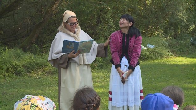 Jazierko v Košútoch je rozprávkové samo o sebe. V piatok tam ale bolo možné naozaj stretnúť Janka Hraška, Martinka Klingáča, dievčinku Hanku a nechýbala skvelá rozprávkárka