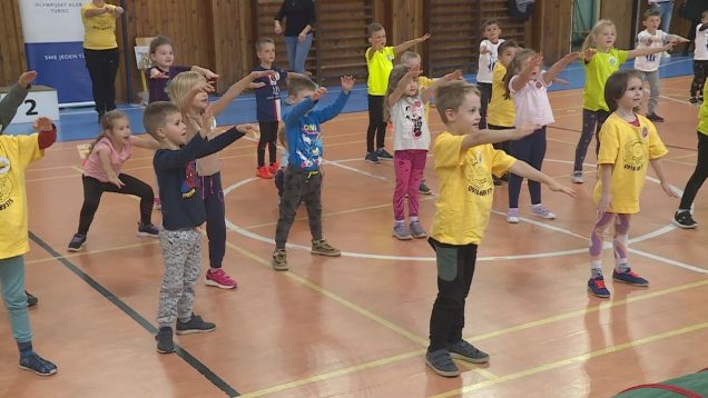 Kreatívni pracovníci CVČ Kamarát pripravili pre škôlkarov zaujímavé športové disciplíny. Niektoré z nich súviseli s aktuálnym jesenným zberom úrody