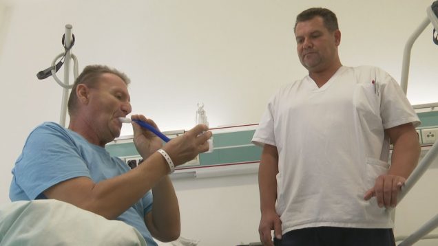 Pacienti s ochorením pľúc cvičia rehabilitačné dychové cvičenia podľa aplikácie. Zvyšujú si predoperačnú a pooperačnú kondíciu