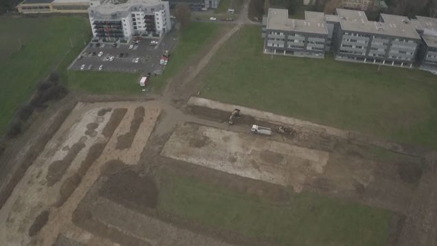 Sekundárne dopravné napojenie na plánovanú nemocnicu zahŕňa cestu, chodník i cyklotrasu