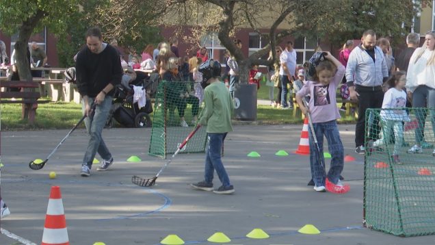 Učitelia, žiaci a rodičia trávili na školskom dvore spoločný čas súťažami a zábavou