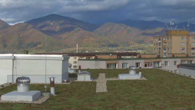 Bytový dom na Ulici C. Majerníka má novú strechu pokrytú živým zeleným kobercom. Počas leta bude ochladzovať a v zime udrží teplo
