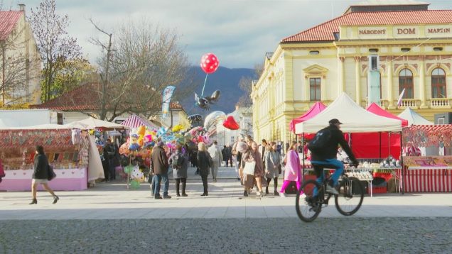 Centrom mesta prúdia stovky ľudí. Trhovníci ponúkajú tradičné remeselné výrobky, dobré jedlo a pitie