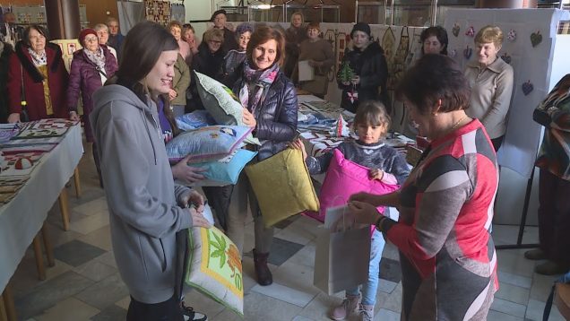 Dámy z OZ Kreativ Patchwork pretavili svoju lásku a radosť do krásnych výrobkov, ktorými už v predstihu priniesli čaro Vianoc aj deťom z Centra pre deti a rodiny v Necpaloch