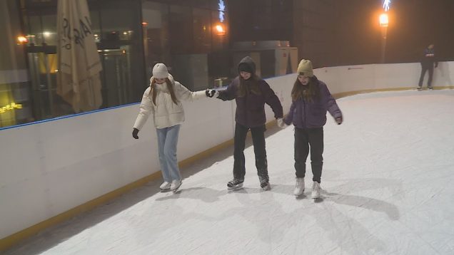 Korčuľovanie pod holým nebom na Divadelnom námestí sa Martinčanom nezunovalo, Práve naopak, prichádzajú stáli, ale aj noví korčuliari
