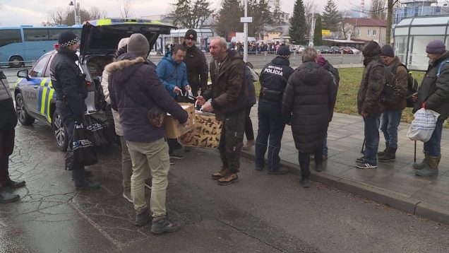 Ľudia bez strechy nad hlavou s vďakou prijali rezeň so zemiakovým šalátom, ale aj darčeky v podobe teplej deky, šálu, či rukavíc