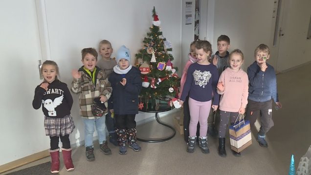 Malí prváčikovia zo ZŠ s MŠ Hurbanova najskôr ozdobili stromček a potom prechádzaním po kanceláriách urobili pracovníkom úradu z bežného piatku krásny deň