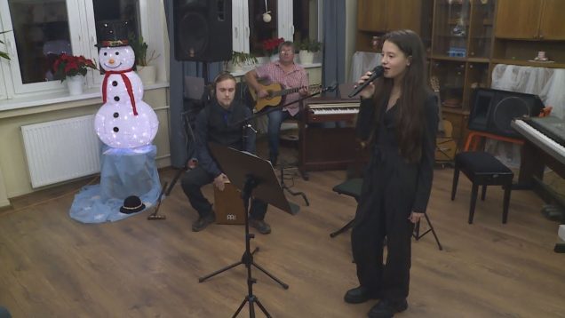 Malí veľkí umelci zo SZUŠ na Námestí S.H.Vajanského pod vedením úžasnej Evy Benčíkovej priniesli návštevníkom to pravé posolstvo najkrajších sviatkov