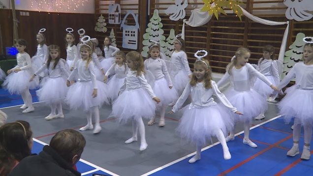 Perinbaba, anjelikovia, ale aj mnohí šikovní žiaci vyčarili úsmev na tvárach spríjemnili predvianočný čas svojim rodičom, starkým, učiteľom a aj nám