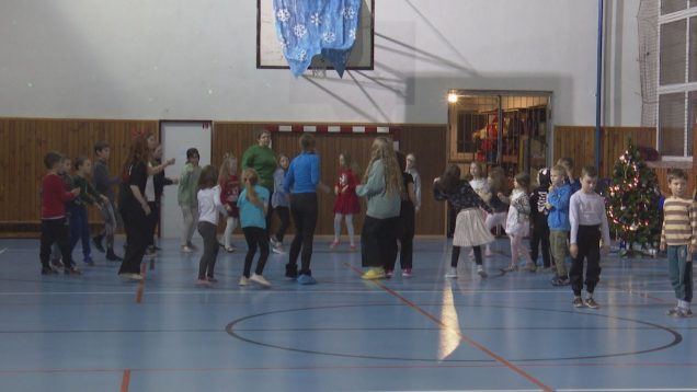 Vianočné dielne, vynikajúci punč, výroba oblátok ale aj ušľachtilý cieľ. Deti zo ZŠ J. Kronera bežali za nevyliečiteľne chorých