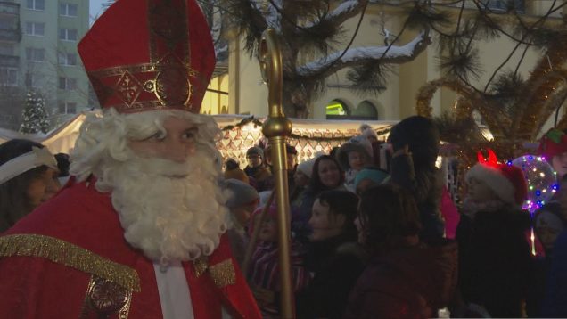 Vrútočania slávili sviatok sv. Mikuláša na novej pešej zóne. Mikuláš rozsvietil aj vianočný stromček a výzdobu